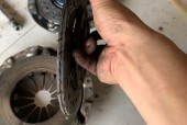 比亚迪速锐离合器压盘飞轮多少钱，比亚迪速锐离合器总泵拆卸过程图？