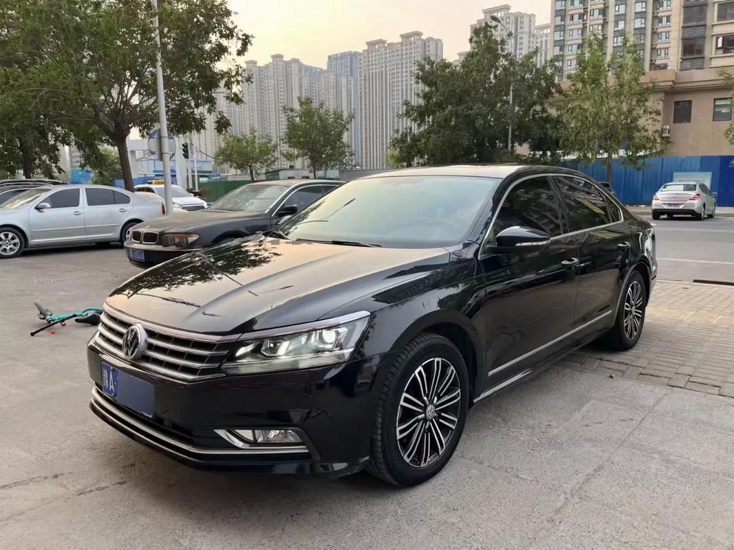 大众帕萨特为啥车标下带字母，为什么有的帕萨特字母在车标下面？  第6张
