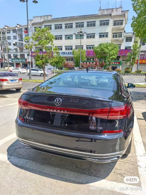 大众帕萨特为啥车标下带字母，为什么有的帕萨特字母在车标下面？  第8张