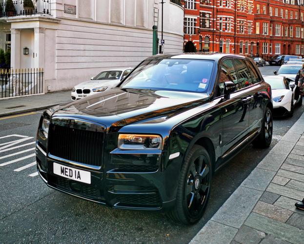 劳斯莱斯suv车型多少钱，劳斯莱斯suv2021款？  第2张
