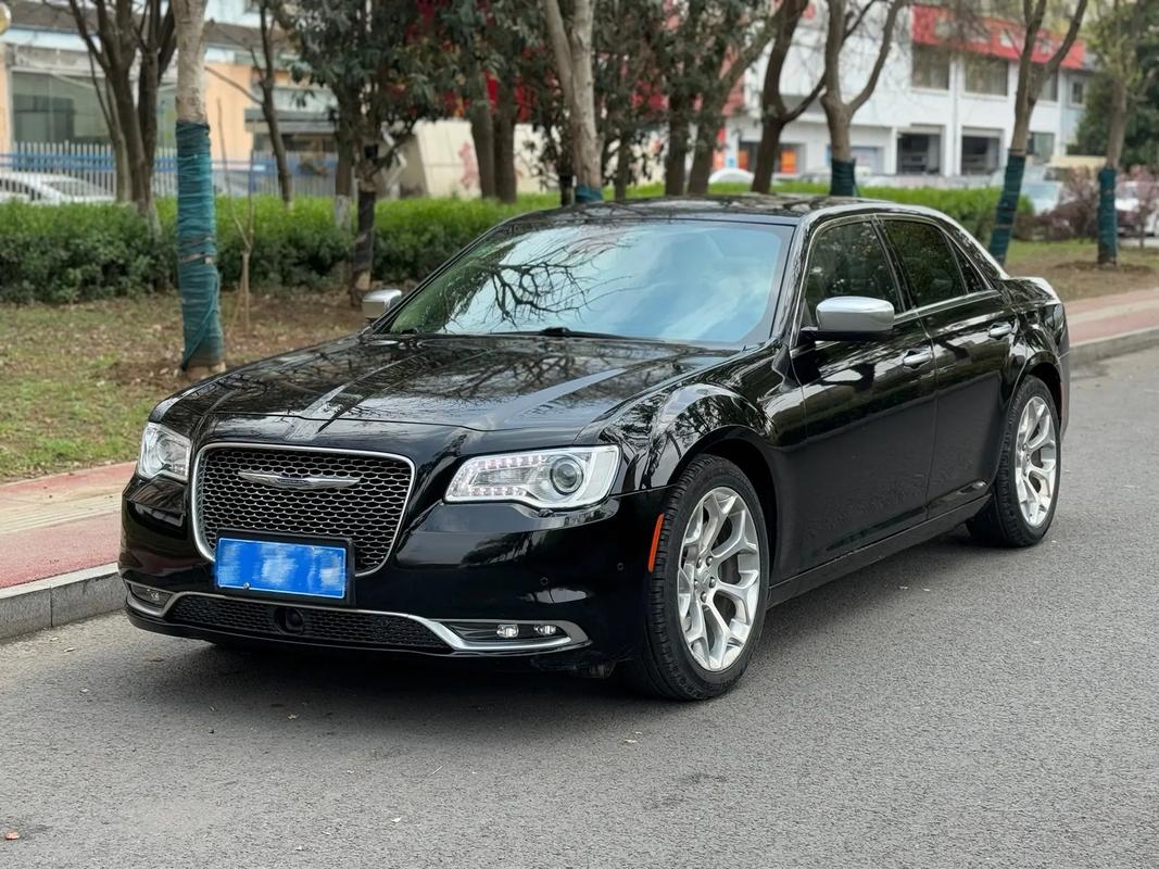 克莱斯勒300c二手多少钱，克莱斯勒300s二手车？  第4张