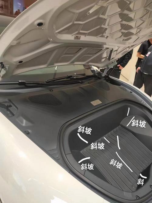 法拉利前备箱怎么打开？法拉利后备箱在后面的是哪一款？  第2张